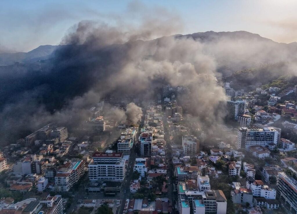 Narcobloqueos paralizan Puerto Vallarta y Guadalajara después de operativo federal en Jalisco