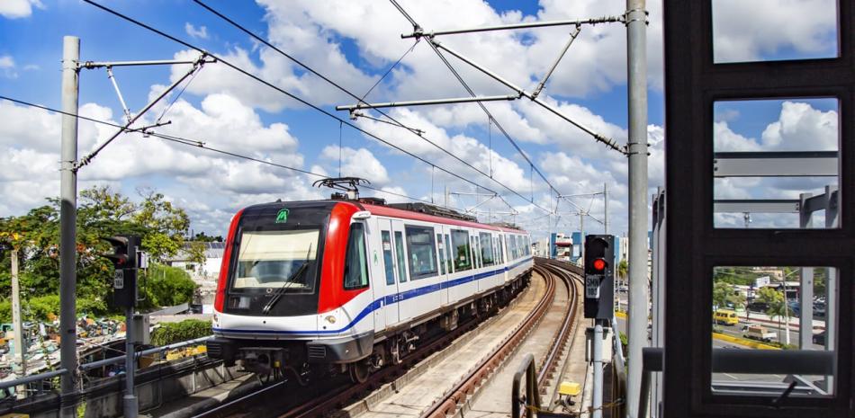 Metro y Teleférico operan gratis luego del restablecimiento del servicio eléctrico