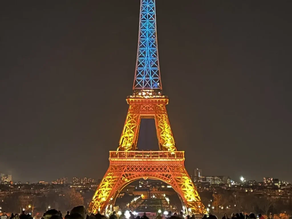La Torre Eiffel se ilumina con los colores de Ucrania por el cuarto aniversario de la guerra