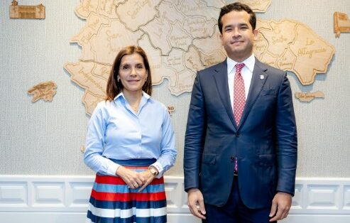 Omar Fernández se reúne con la embajadora de EEUU