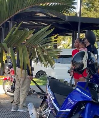 Hombre es detenido luego de intentar agredir con machete a la pareja de su exmujer en el parqueo de la Fiscalía de Jarabacoa