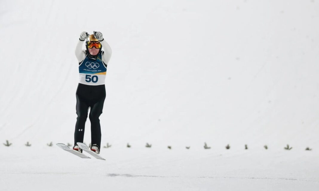 Domen Prevc se corona campeón olímpico en salto de esquí desde trampolín largo