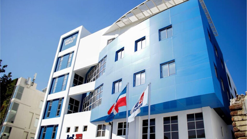 Abinader destaca aportes del Indotel a la inclusión digital con 30,500 becas STEM