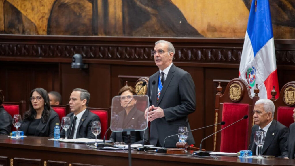 “La República se construye todos los días”, afirma Abinader