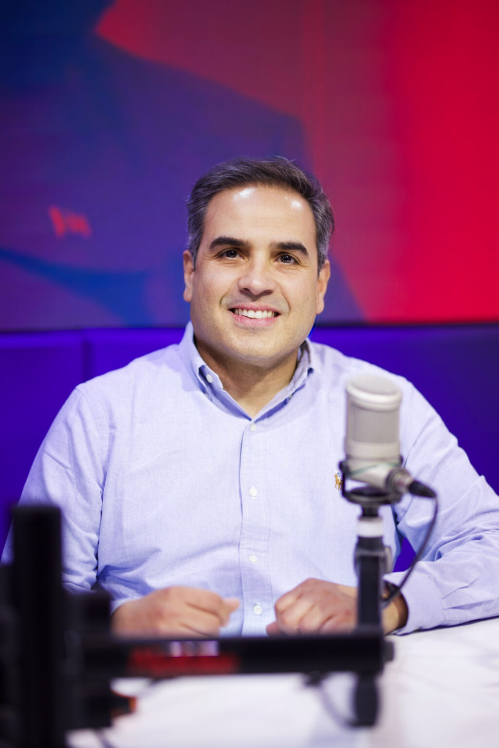 «Es la era de las mujeres»: Asesor internacional revela prefiere trabajar con candidatas femeninas