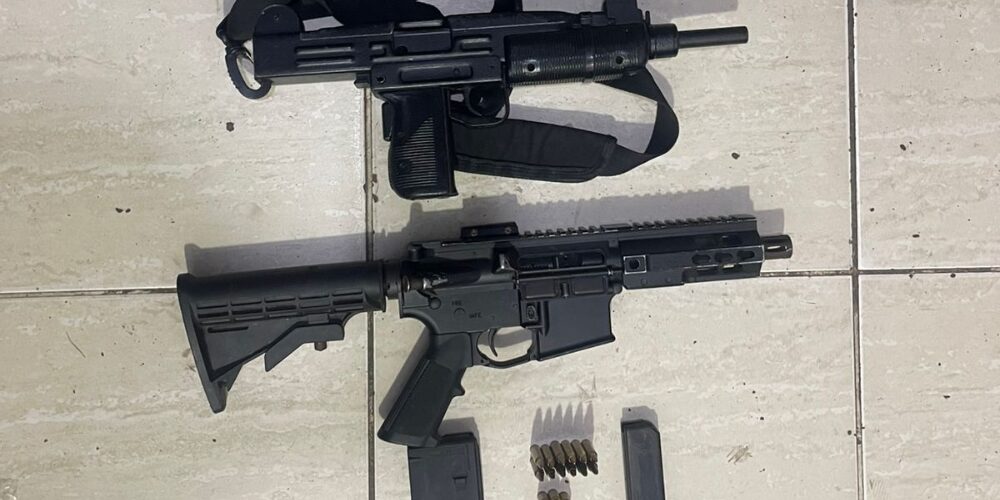 Dicrim de la PN apresa hombre en flagrante delito con dos fusiles en La Vega