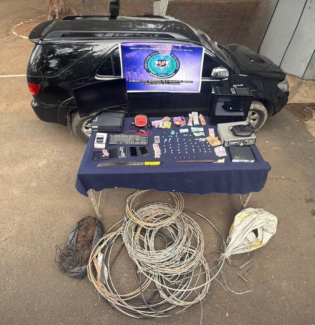 Desmantelan red de ciberdelincuencia y microtráfico en Santiago; ocupan armas, drogas y equipos tecnológicos