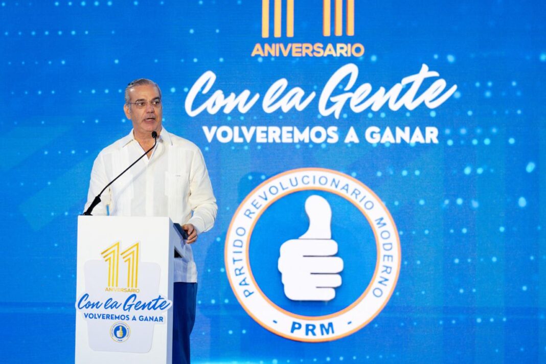 Abinader reta a la oposición a “buscar en Google” cifras sobre pobreza, homicidios y salario mínimo