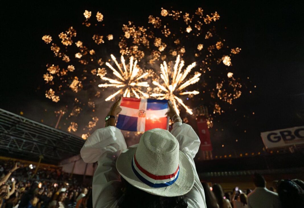 El Prodigio enciende el Estadio Cibao y sorprende junto a Juan Luis Guerra con “El Farolito”