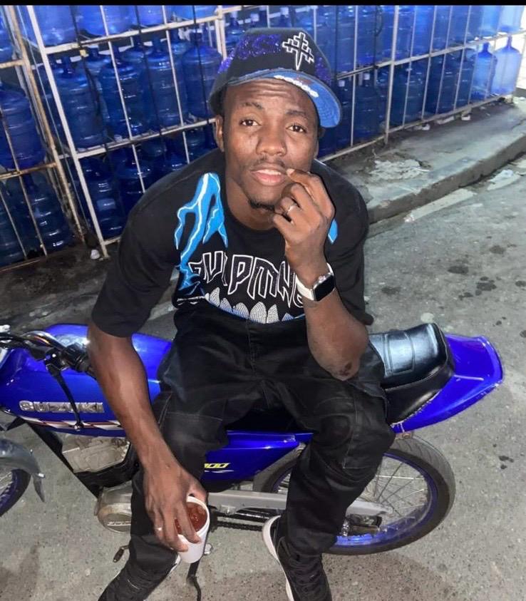 Joven muere de una estocada en el pecho tras presunto conflicto por robo de motocicleta en Santiago