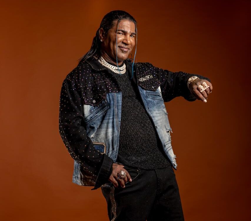 Omega El Fuerte anuncia el fin de su contrato con Allegro Productions