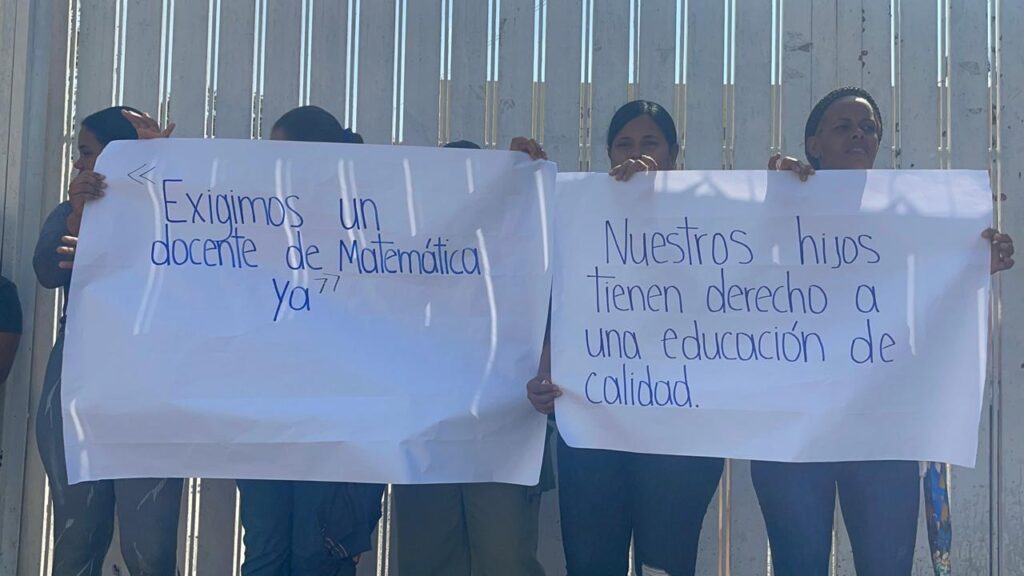 Padres y maestros advierten que cerrarán escuela por falta de profesor de Matemáticas en Santiago