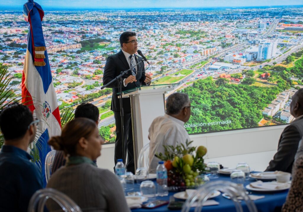 Dío Astacio presenta proyecto de remozamiento y urbanismo táctico para la avenida Sabana Larga