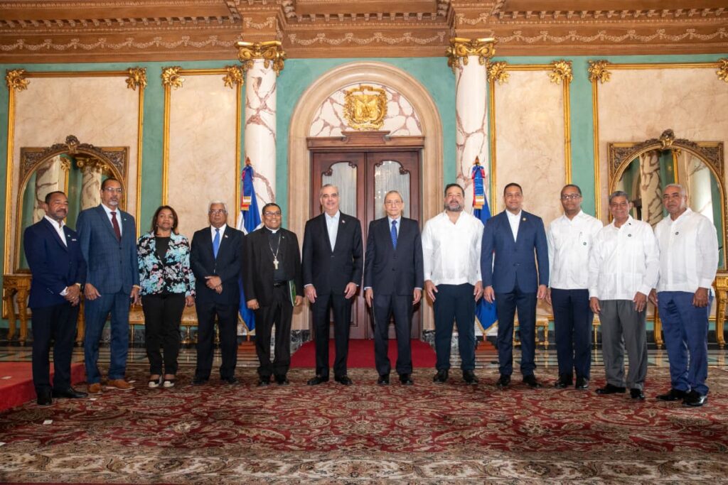 Presidente Abinader juramenta a los miembros que integran el Comité Gestor del Jardín Botánico de San Juan de la Maguana