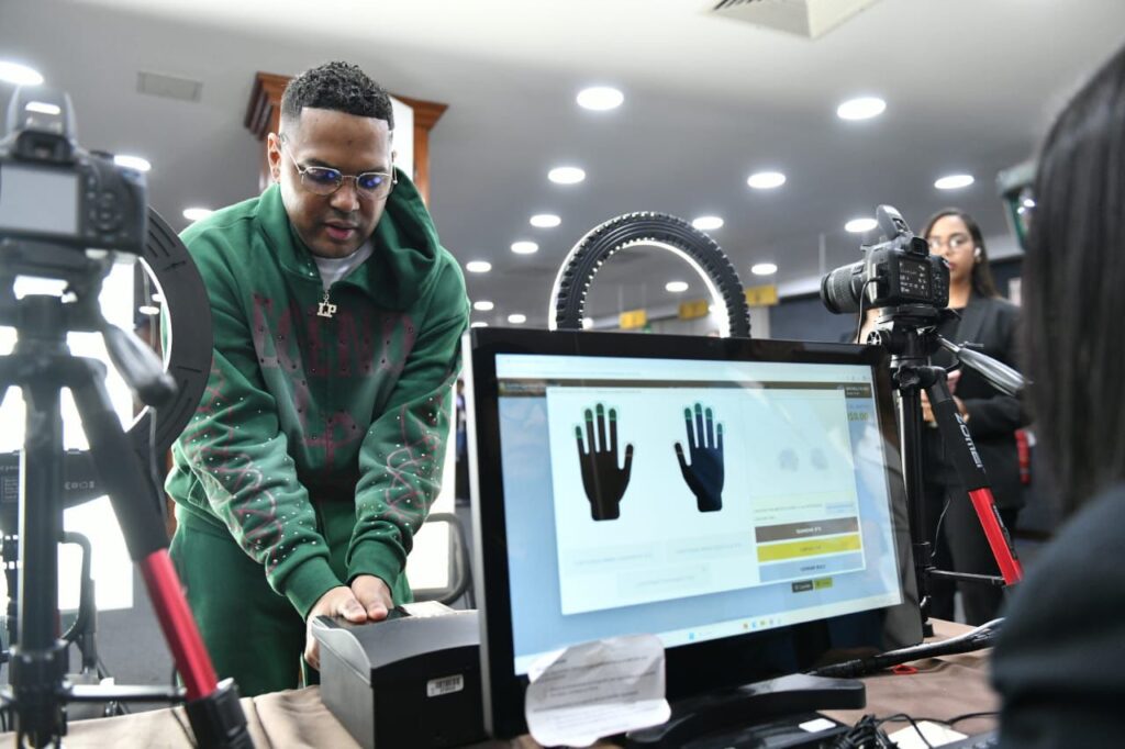 Santiago Matías, primer influencer en recibir nueva cédula; destaca seguridad del documento