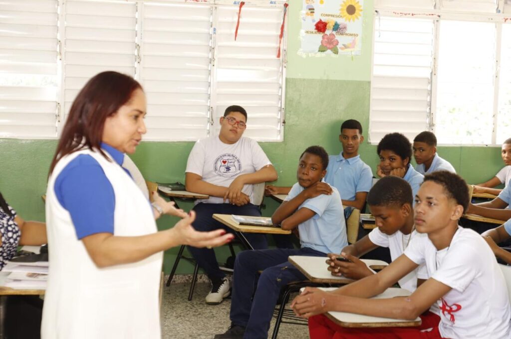 CND impacta a más de 470 estudiantes con jornada preventiva sobre vapeo en San Cristóbal