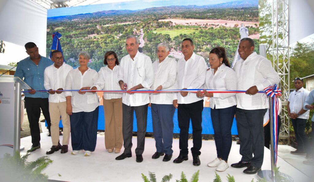 Abinader inaugura carretera Bayaguana-El Puerto en Monte Plata