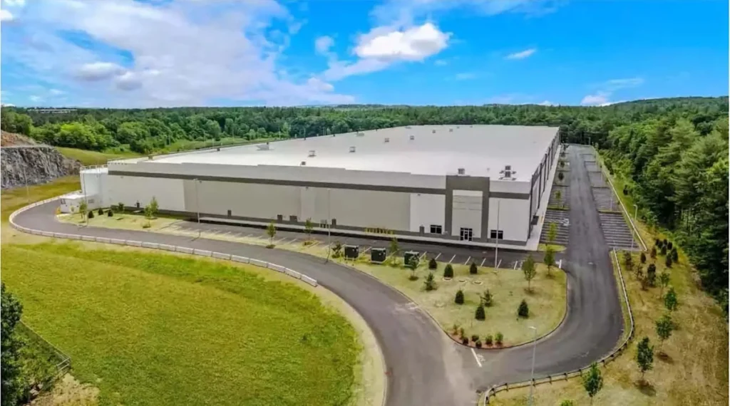 Ciudades de EE.UU. repudian millonario plan de adaptar almacenes en centros migratorios