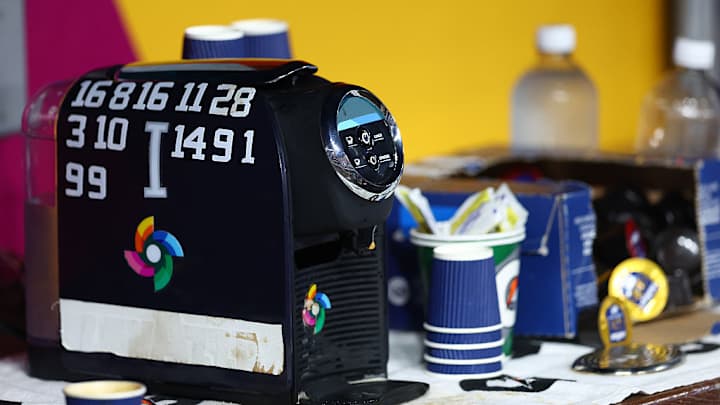 Subastan cafetera de Italia del Clásico Mundial por más de US$16 mil