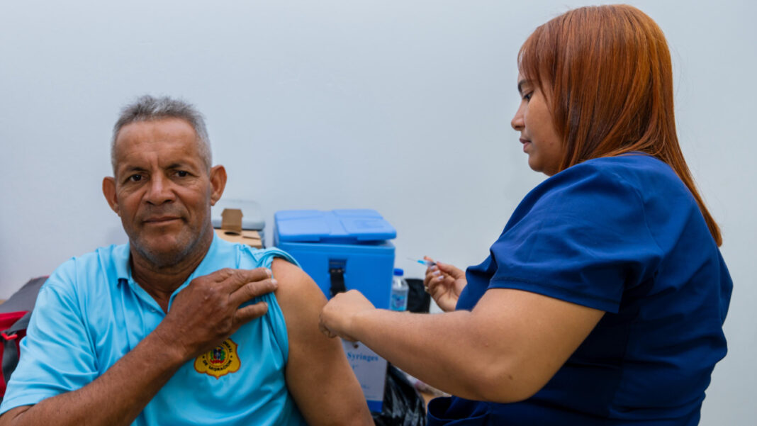 Migración inmuniza contra Hepatitis B a 75 empleados en el Centro de Interdicción de Haina