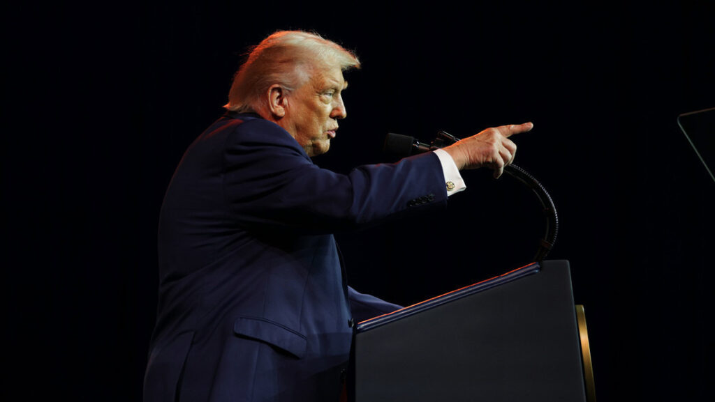 Trump amenaza con próxima «represalia» por ataque contra la Embajada de EE.UU.