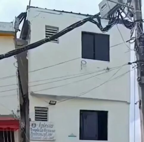 Colapsa vivienda en Villa Mella, tras presunto deslizamiento vinculado a otra obra