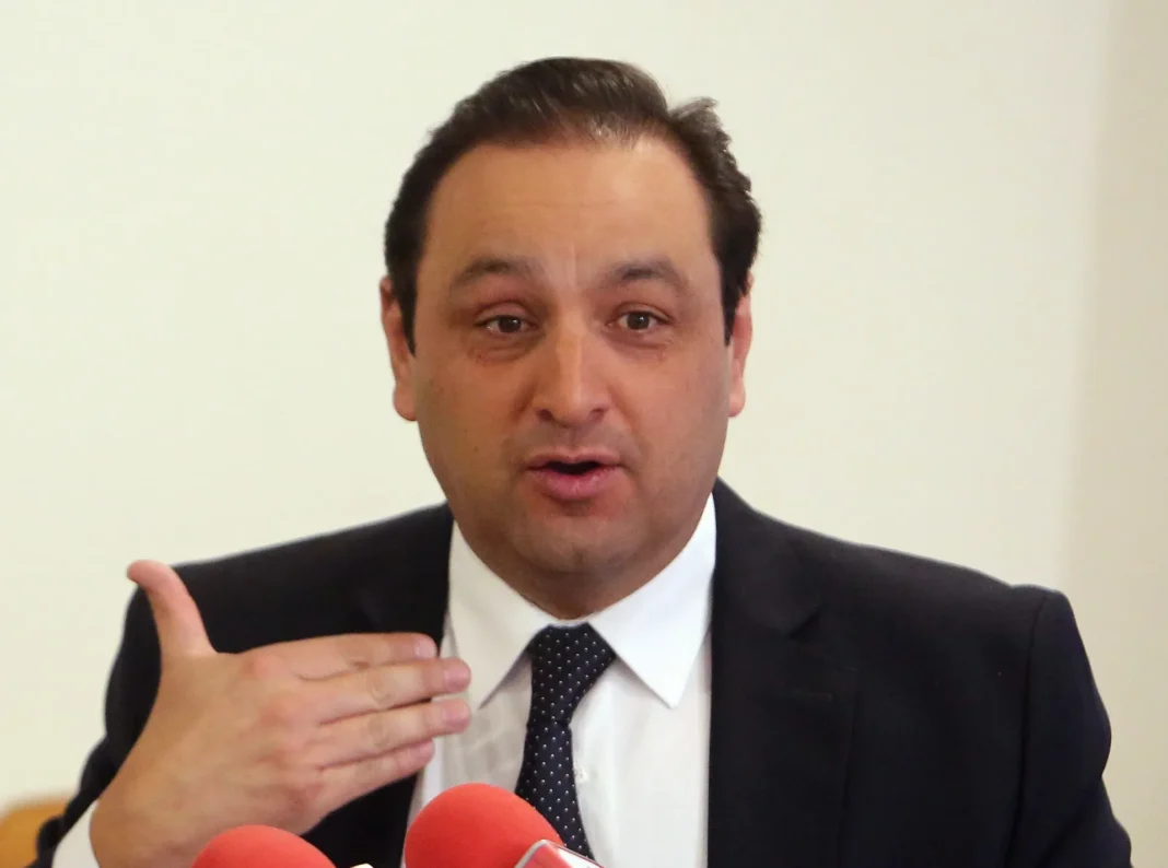 Un canal de televisión en Colombia retira a dos presentadores tras denuncias de acoso sexual