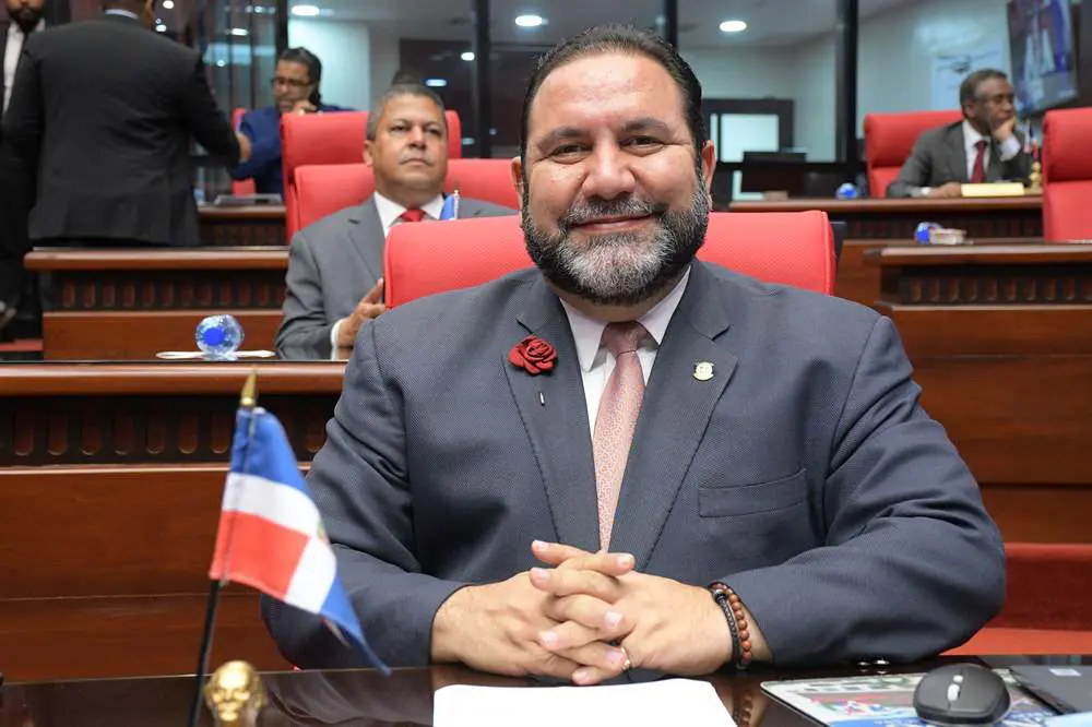 ¿Quién cubre los gastos? Senador de La Vega viaja en helicóptero alquilado