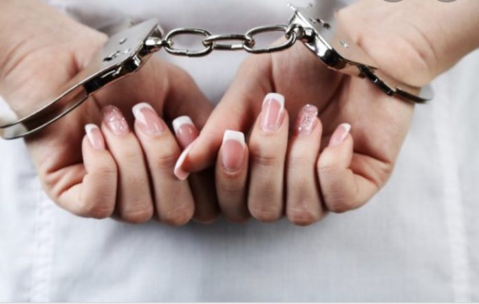 Detienen a mujer tras presunto maltrato infantil captado en transmisión en vivo