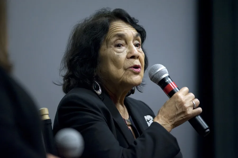 Dolores Huerta asume su «responsabilidad» por haber callado el abuso de César Chávez