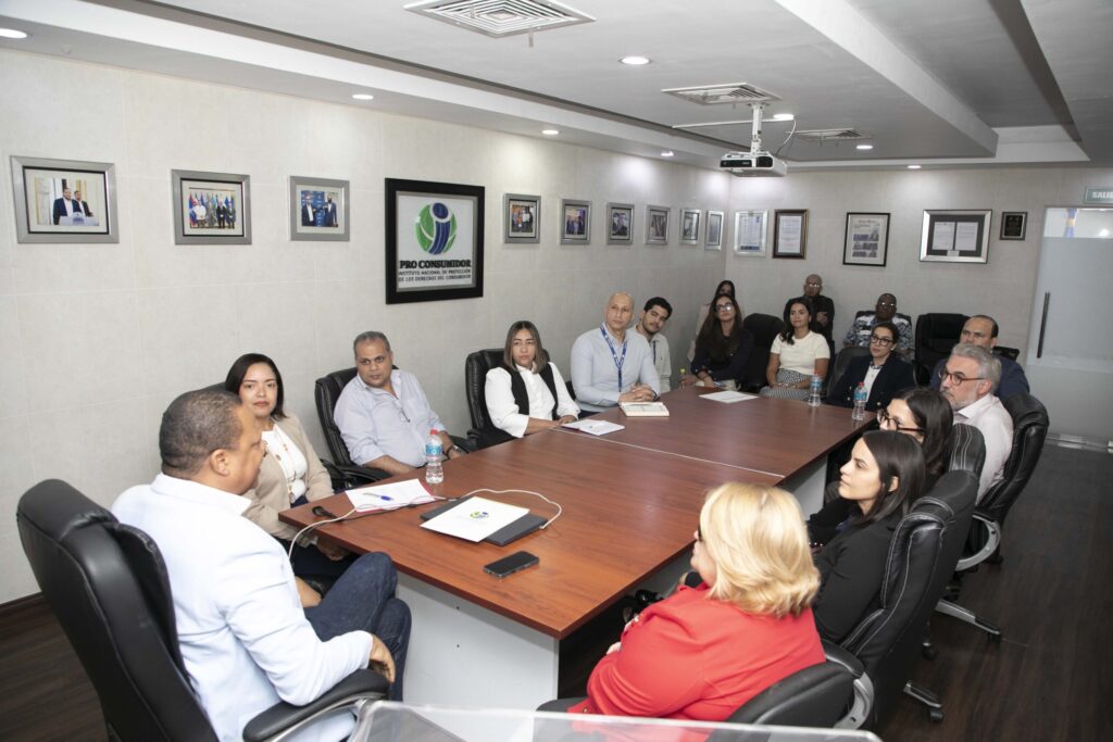 Pro Consumidor se reúne con representantes de supermercados para garantizar etiquetado y registro sanitario de productos