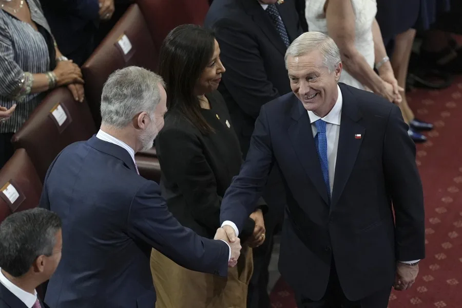 Rey Felipe VI de España expresa el deseo de trabajar «codo con codo» con el nuevo Gobierno de Chile