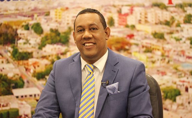 Regidor Ramón Altagracia exige explicación a Betty Gerónimo por suspensión del Carnaval en SDN