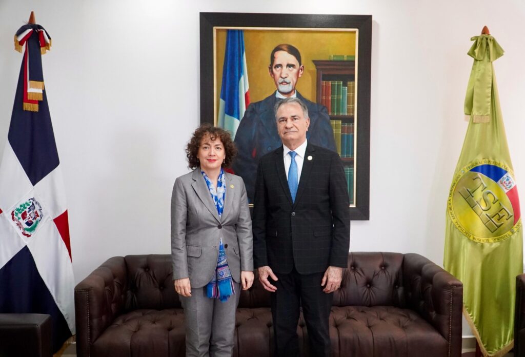 Embajadora de España visita el TSE para conocer su rol en la justicia electoral dominicana