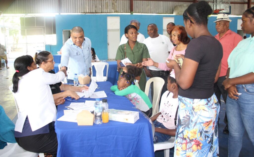 Cientos de munícipes de SDN reciben atención en operativo médico organizado por el diputado Ramón Raposo