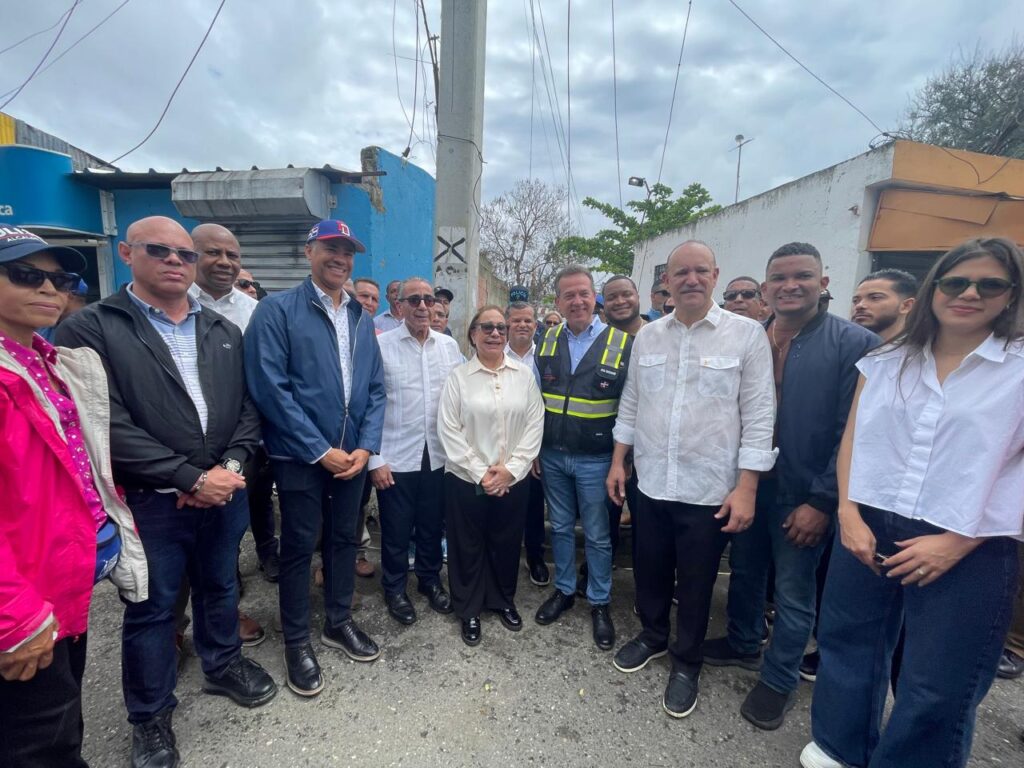 Autoridades evalúan intervenir entorno del Hospedaje Yaque durante recorrido por sectores de Santiago