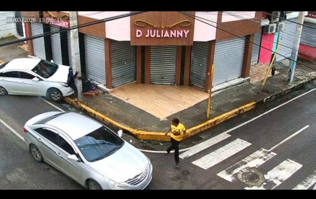 Delincuentes en motocicleta asaltan a mujer a plena luz del día en Santiago; vehículo frustra su huida