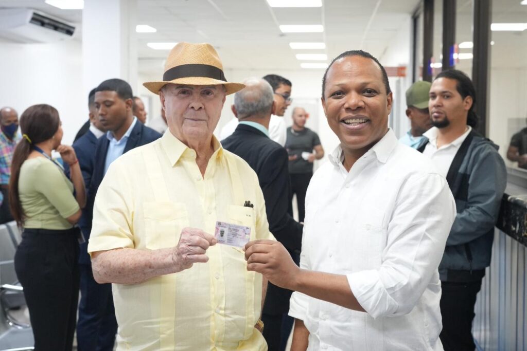 Hipólito Mejía obtiene su nueva licencia de conducir