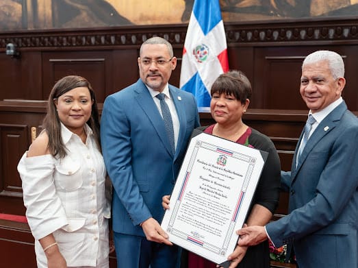 Senado reconoce a 32 dominicanas en el acto “Huellas de Futuro: Mujeres que Construyen Nación”