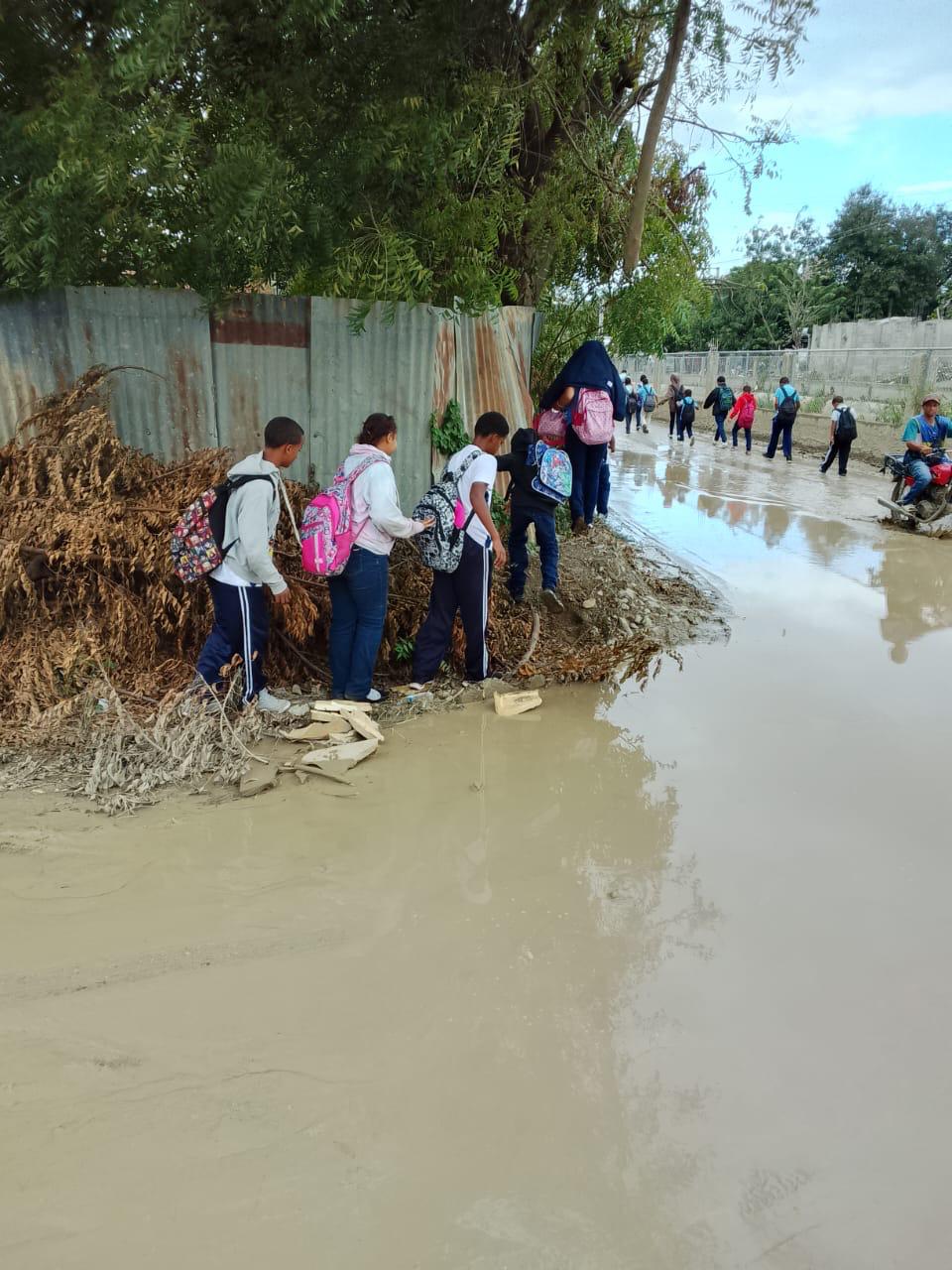 Más de 18 sectores de Santiago Oeste exigen arreglo de calles