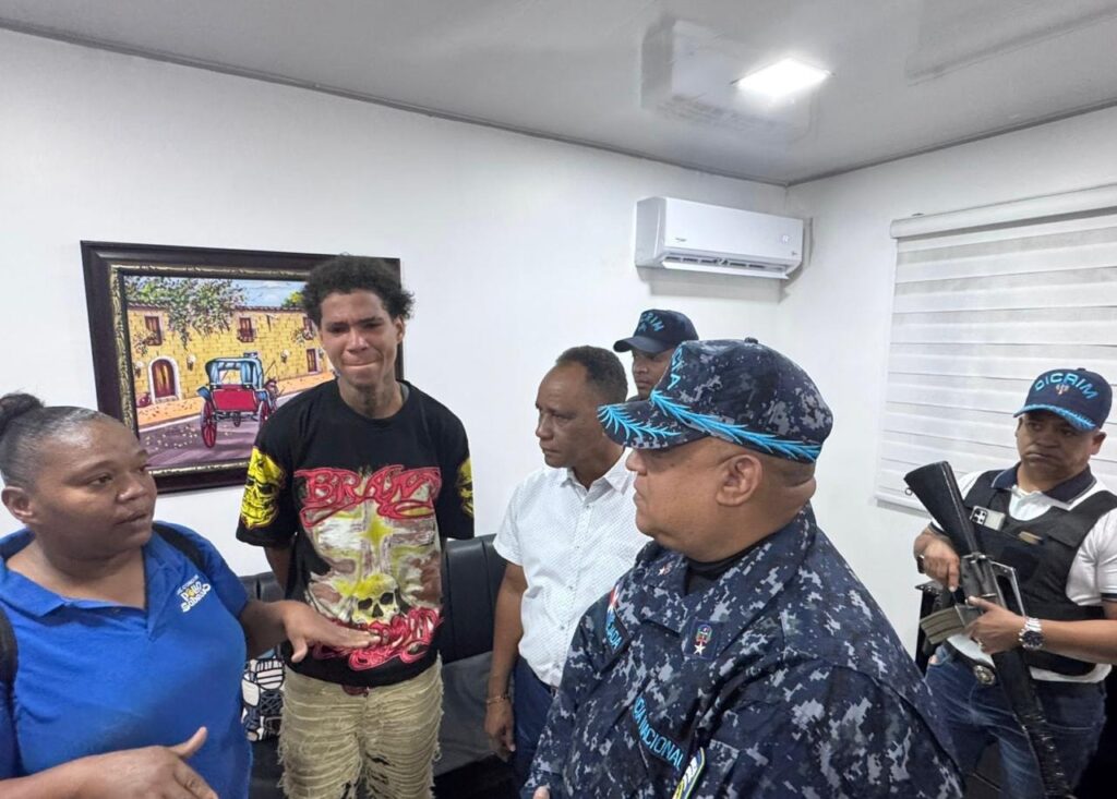 Se entrega segundo implicado en asalto a mujer captado en video viral en el centro de Santiago