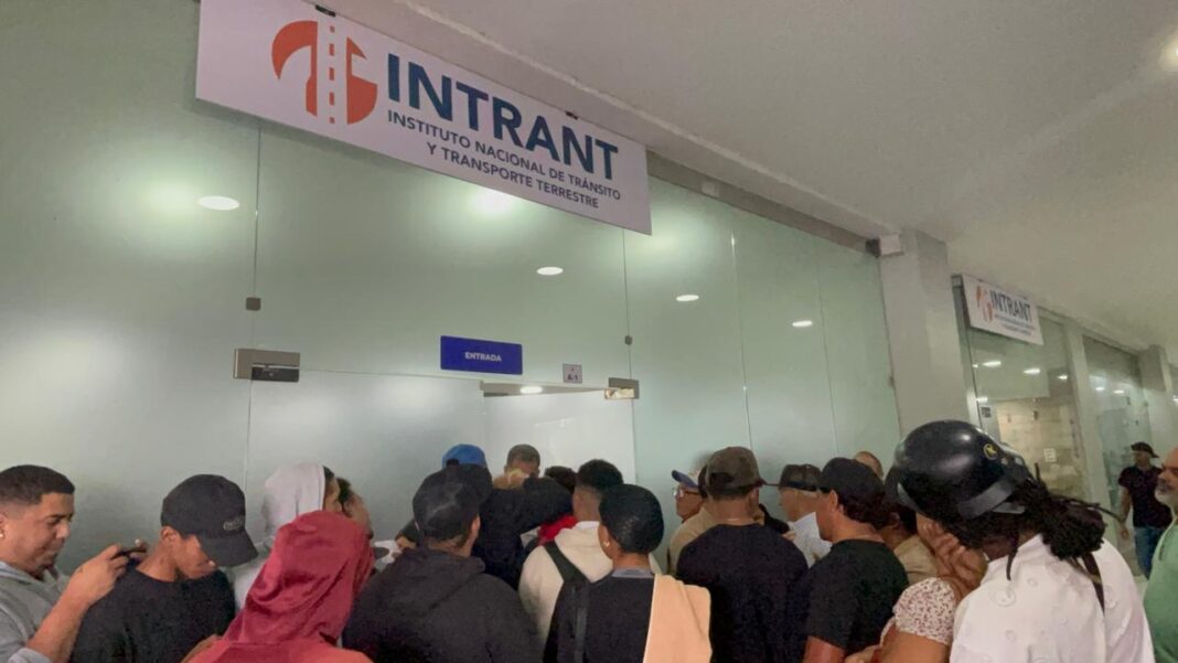 Largas filas y quejas de usuarios marcan proceso de renovación de licencias en Santiago