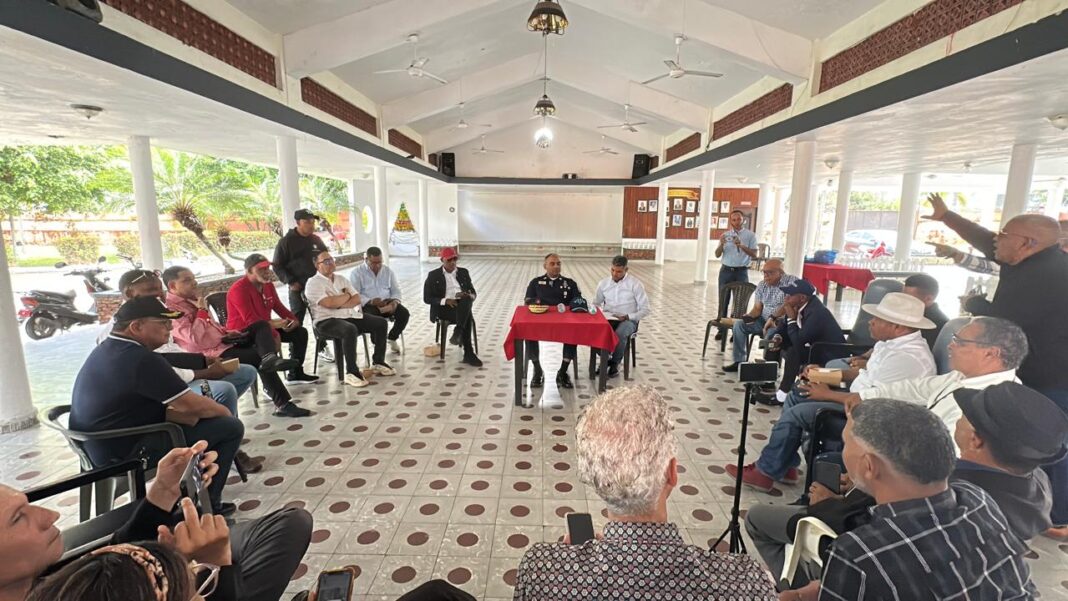 General Miguel Mata Rodríguez se reúne con periodistas de Bonao y dialogan sobre seguridad y trabajo policial
