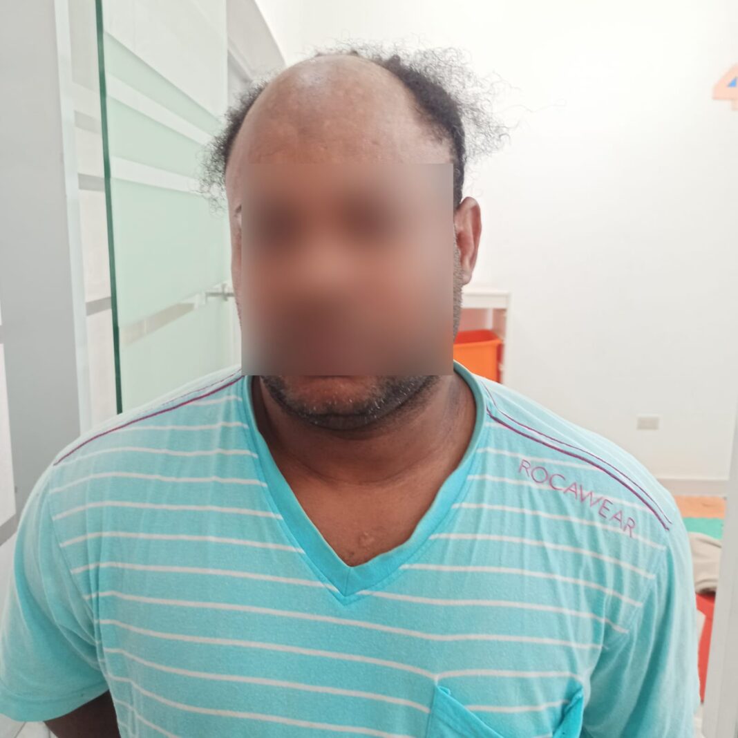 Policía Nacional arresta hombre mediante orden judicial por presunta agresión sexual contra menores en La Vega