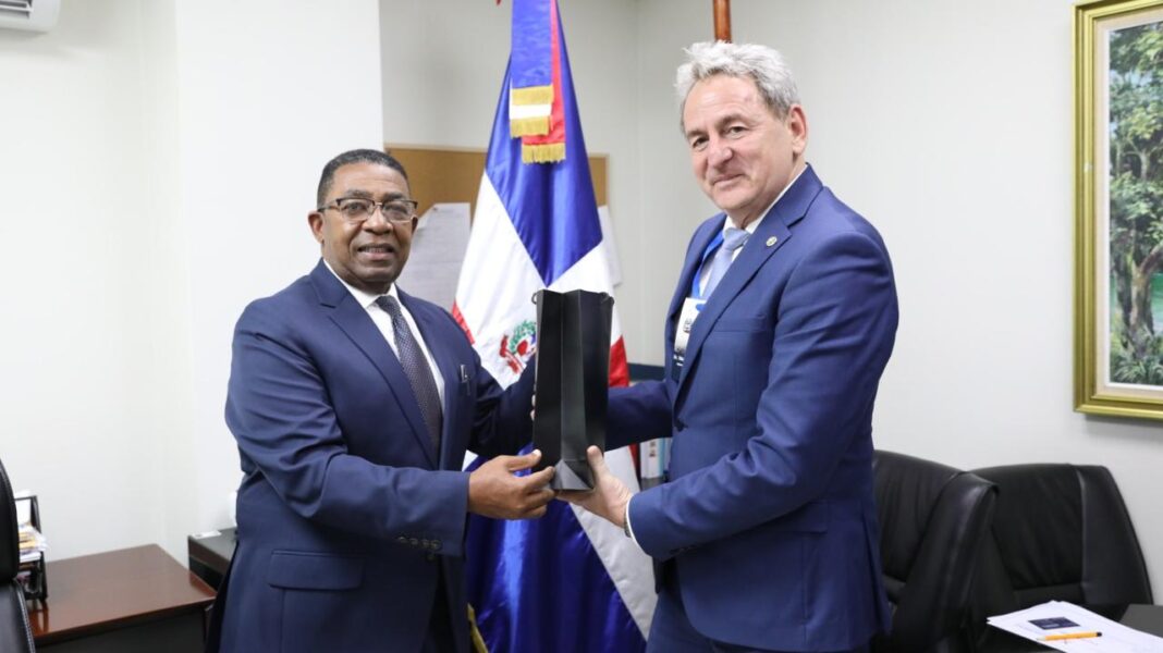 Autoridades universitarias de Hungría visitan el MESCYT para impulsar cooperación académica