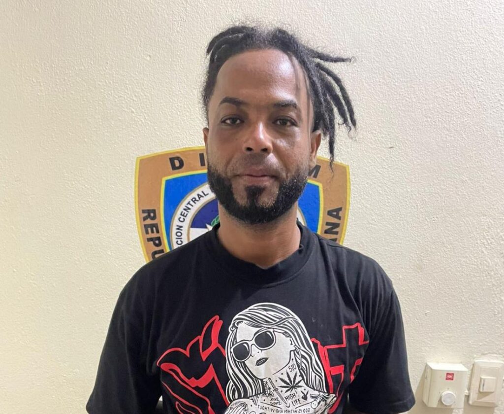 Policía activa búsqueda de “El Comando” por muerte de joven de 18 años y herir a su pareja en Santiago