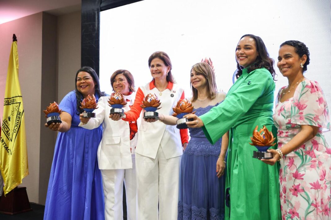 Raquel Peña y cinco médicas reciben Premio Armida García; destacan que 81.1 % del personal sanitario en RD son mujeres