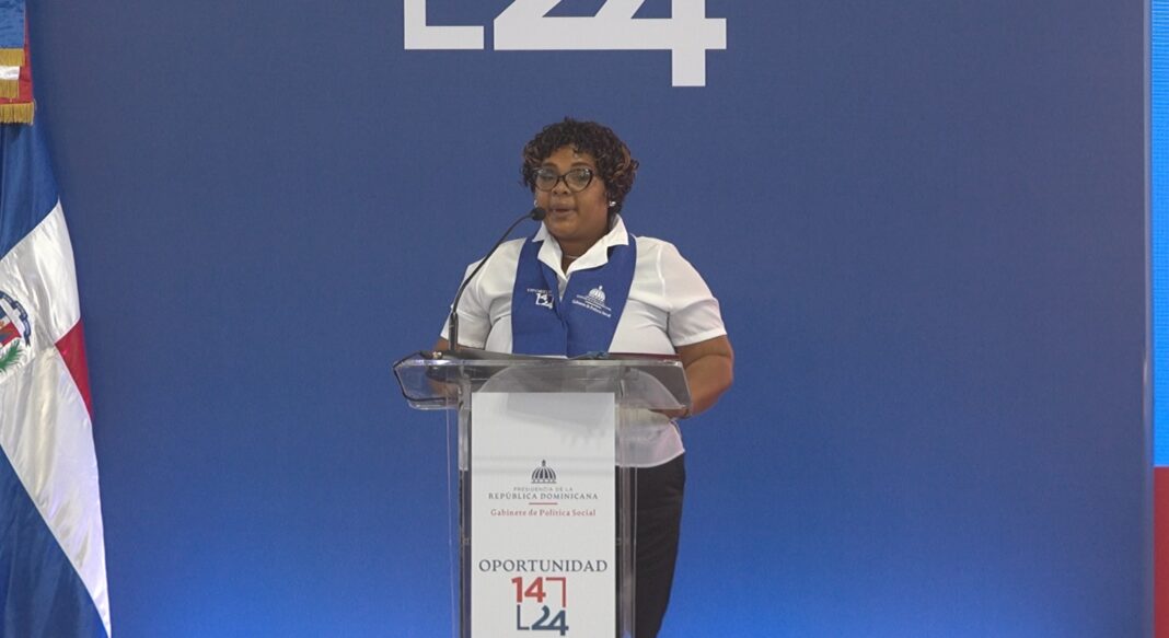 Madre soltera supera la adversidad y se gradúa como barbera en el programa Oportunidad 14-24