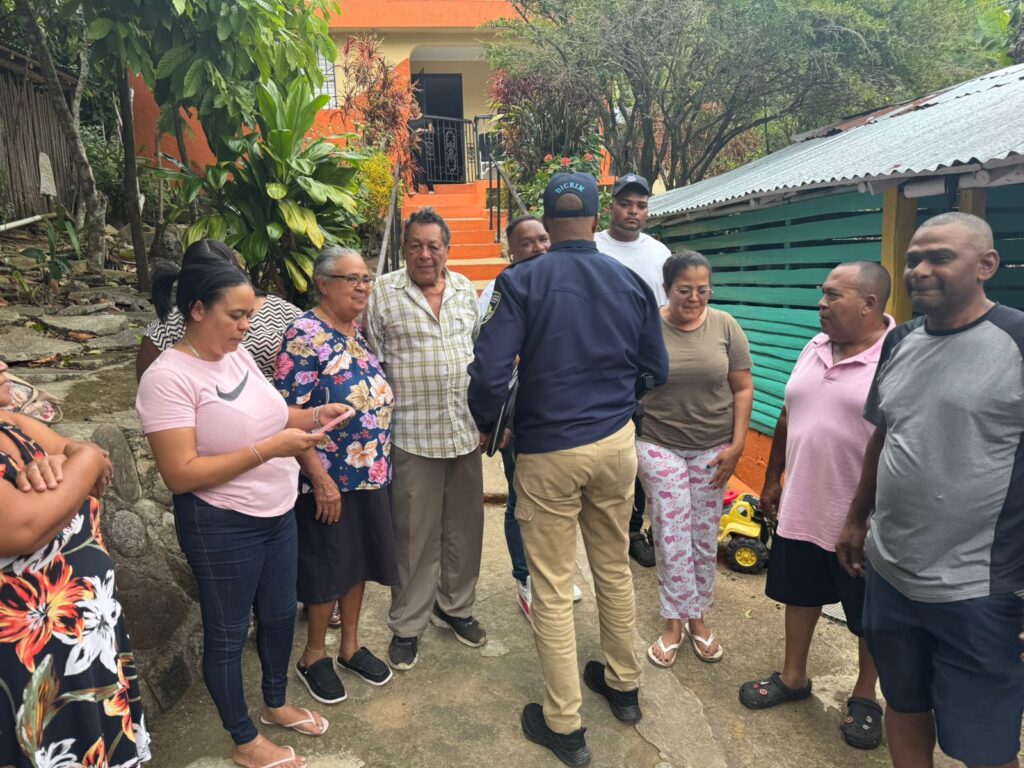 Policía pide disculpas a pareja de envejecientes por daños durante operativo en Puerto Plata y asume reparación