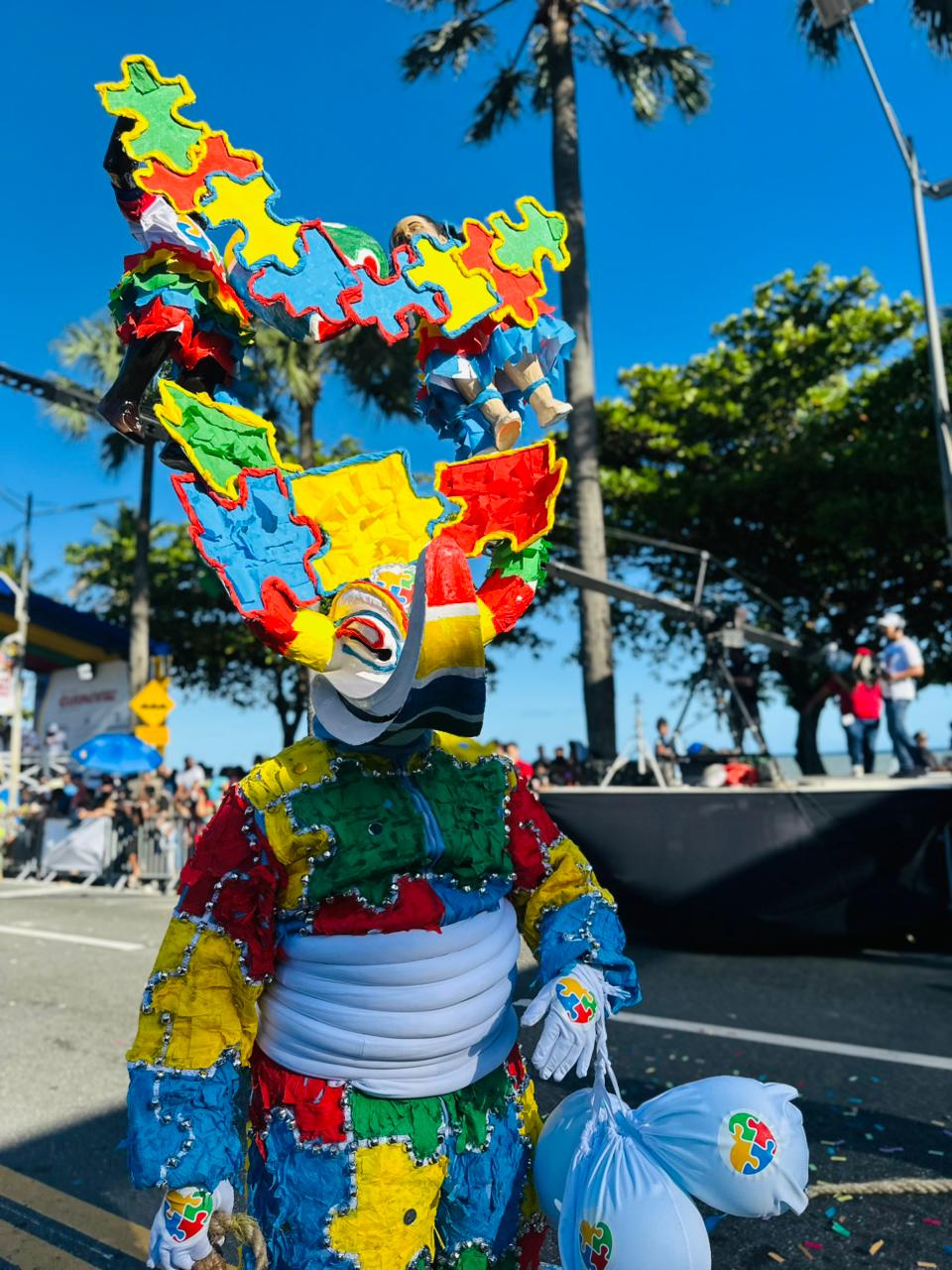 Un lechón de Santiago destaca en el Desfile Nacional de Carnaval con mensaje de concienciación sobre el autismo